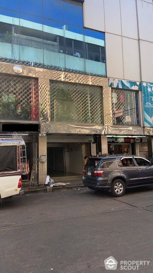 Retail Space for Rent and Sale in Phaya Thai