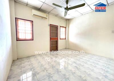 Unfurnished room with tiled flooring and ceiling fan