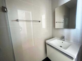 Modern bathroom with washbasin and mirror