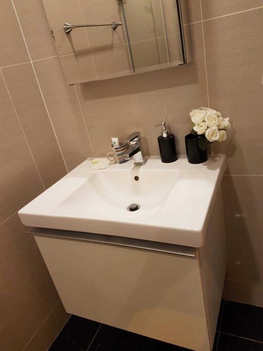 Modern bathroom with sink and mirror