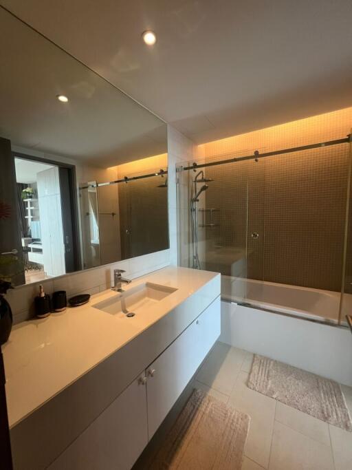 Modern bathroom with large mirror and bathtub