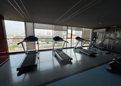 Gym with treadmills and city view