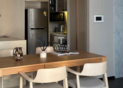 Modern kitchen with dining area