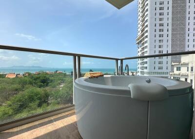 Balcony with ocean view and outdoor bathtub
