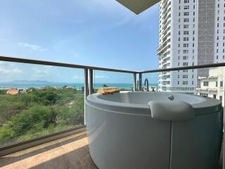 Balcony with ocean view and outdoor bathtub