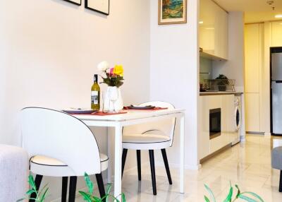 Cozy dining area adjacent to a modern kitchen