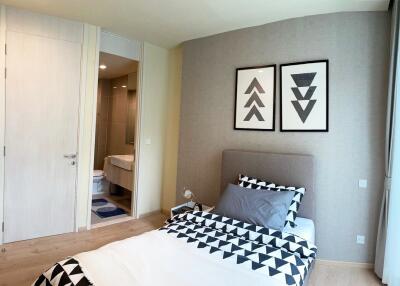 Modern bedroom with en-suite bathroom