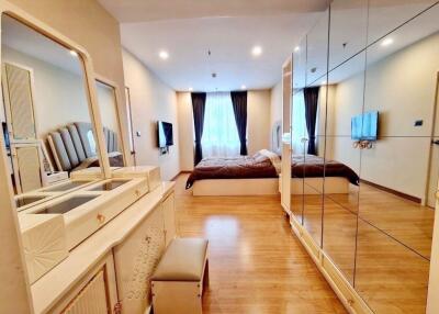 Spacious and modern bedroom with large mirrored wardrobe
