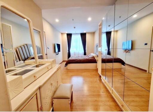 Spacious and modern bedroom with large mirrored wardrobe