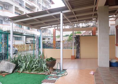 บ้านหลังนี้มี 4 Bedrooms ห้องนอน  อยู่ในโครงการชื่อ Oasis Park Residences North Pattaya  ตั้งอยู่ที่