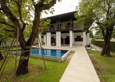 Lanna Style Pool Villa with Guesthouses in Saraphi