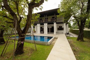 Lanna Style Pool Villa with Guesthouses in Saraphi