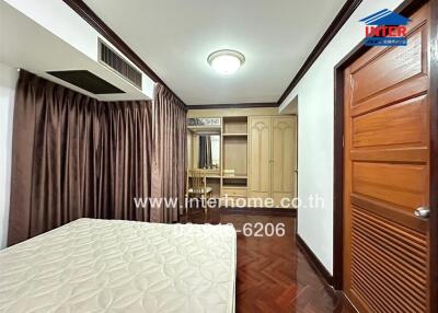 Bedroom with wooden floor, large closet, and air conditioning