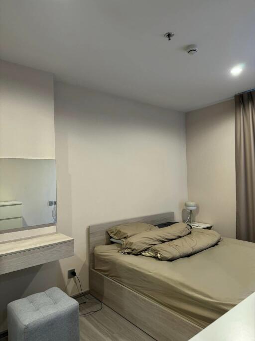 bedroom with double bed and vanity table