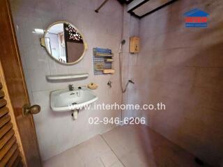 Bathroom with mirror, sink and shower