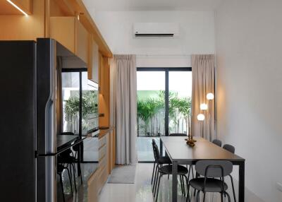 Modern kitchen and dining area with a view to the garden