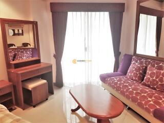 คอนโดนี้มี ห้องสตูดิโอ้  อยู่ในโครงการ คอนโดมิเนียมชื่อ Jomtien Beach Condominium 