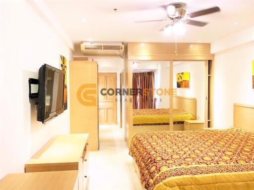 คอนโดนี้มี ห้องสตูดิโอ้  อยู่ในโครงการ คอนโดมิเนียมชื่อ Jomtien Beach Condominium 