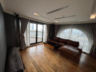 For Sale Bangkok Condo State Tower Silom BTS Saphan Taksin Bang Rak