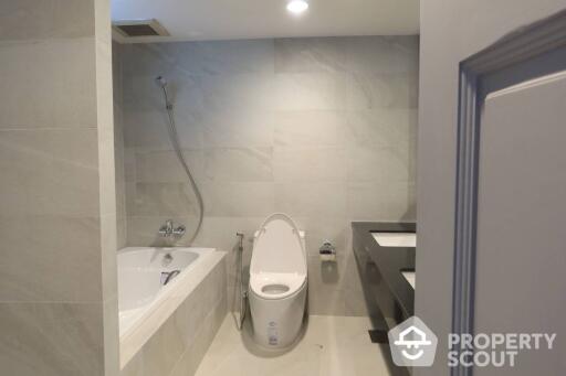 4-BR Condo at Ruamsuk Condominium near BTS Thong Lor