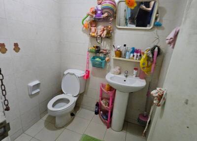Small bathroom with decorations and hygiene products