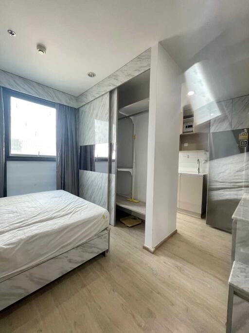 Modern bedroom with white marble details and gray accents