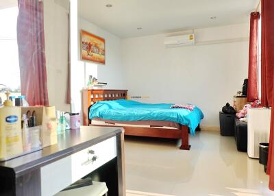 บ้านหลังนี้มี 4 ห้องนอน  อยู่ในโครงการชื่อ The Residence East Pattaya  ตั้งอยู่ที่