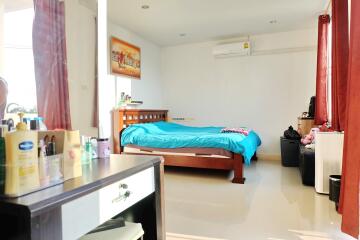 บ้านหลังนี้มี 4 ห้องนอน  อยู่ในโครงการชื่อ The Residence East Pattaya  ตั้งอยู่ที่