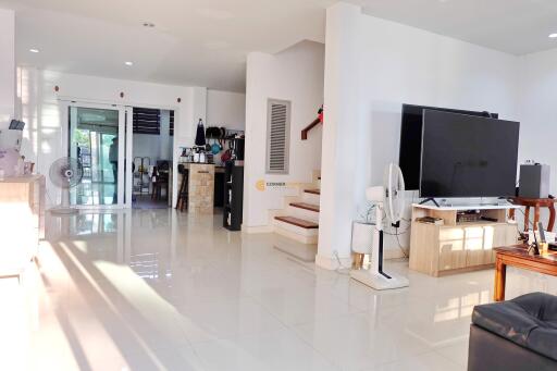 บ้านหลังนี้มี 4 ห้องนอน  อยู่ในโครงการชื่อ The Residence East Pattaya  ตั้งอยู่ที่