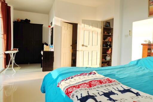 บ้านหลังนี้มี 4 ห้องนอน  อยู่ในโครงการชื่อ The Residence East Pattaya  ตั้งอยู่ที่