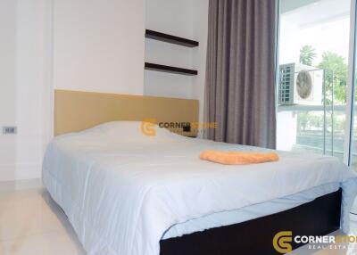 คอนโดนี้ มีห้องนอน 2 ห้องนอน  อยู่ในโครงการ คอนโดมิเนียมชื่อ Serenity Wongamat 