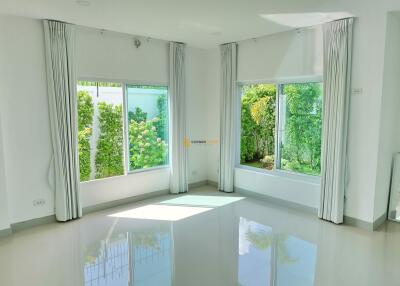 บ้านหลังนี้มี 3 ห้องนอน  อยู่ในโครงการชื่อ The Residence East Pattaya  ตั้งอยู่ที่