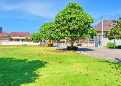 บ้านหลังนี้มี 4 ห้องนอน  อยู่ในโครงการชื่อ Le Beach  ตั้งอยู่ที่ บางเสร่