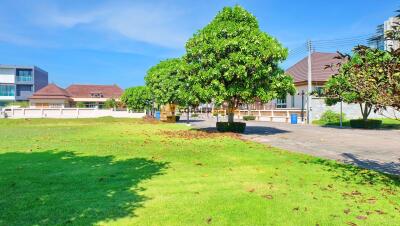 บ้านหลังนี้มี 4 ห้องนอน  อยู่ในโครงการชื่อ Le Beach  ตั้งอยู่ที่ บางเสร่