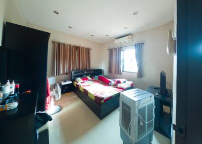Spacious bedroom with double bed, air conditioning, and natural light