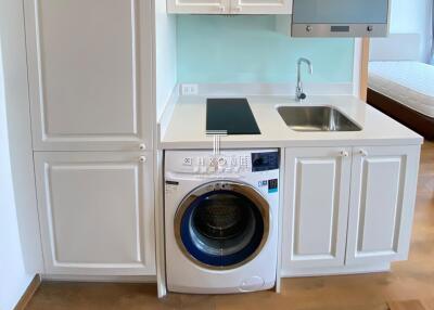 Compact kitchen with washing machine and built-in stove