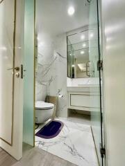 Modern bathroom with marble tiles and mirror