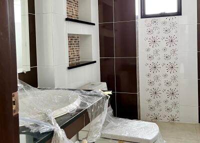 Bathroom with modern design featuring wall shelves and decorative tiles