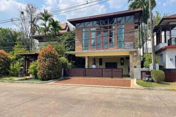 300 Sqm., 4 Beds, 7 Baths House listed for ฿ 19,500,000.