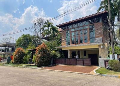 300 Sqm., 4 Beds, 7 Baths House listed for ฿ 19,500,000.