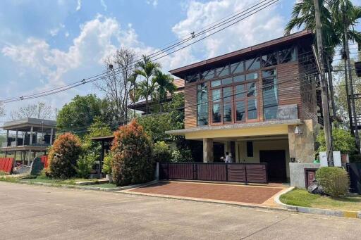 300 Sqm., 4 Beds, 7 Baths House listed for ฿ 19,500,000.