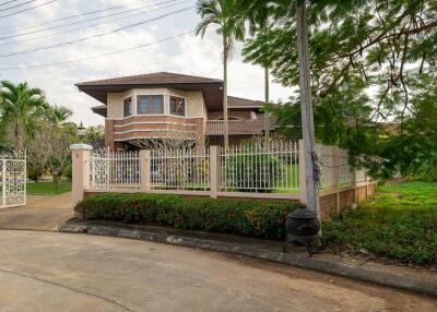 4 Bedroom Lakeside Pool Villa in Doi Saket