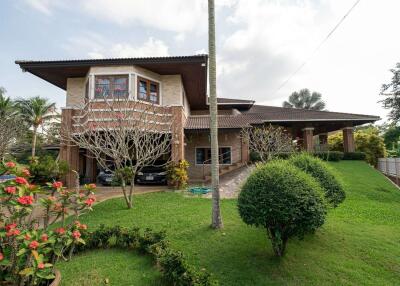 4 Bedroom Lakeside Pool Villa in Doi Saket