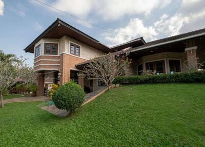 4 Bedroom Lakeside Pool Villa in Doi Saket