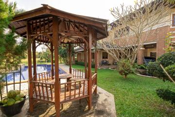 4 Bedroom Lakeside Pool Villa in Doi Saket