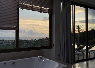 Luxurious bathroom with a jacuzzi and a view