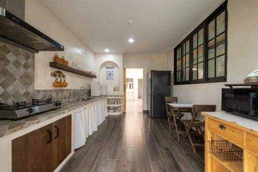 Cozy and modern kitchen with dining area