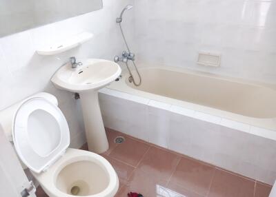 A clean and bright bathroom featuring a bathtub, sink, and toilet