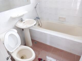 A clean and bright bathroom featuring a bathtub, sink, and toilet