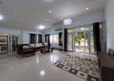 2 Bedrooms Villa / Single House East Pattaya H010789